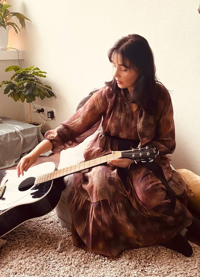 Muzikos terapeutė Asta Mikelionytė su gitara
